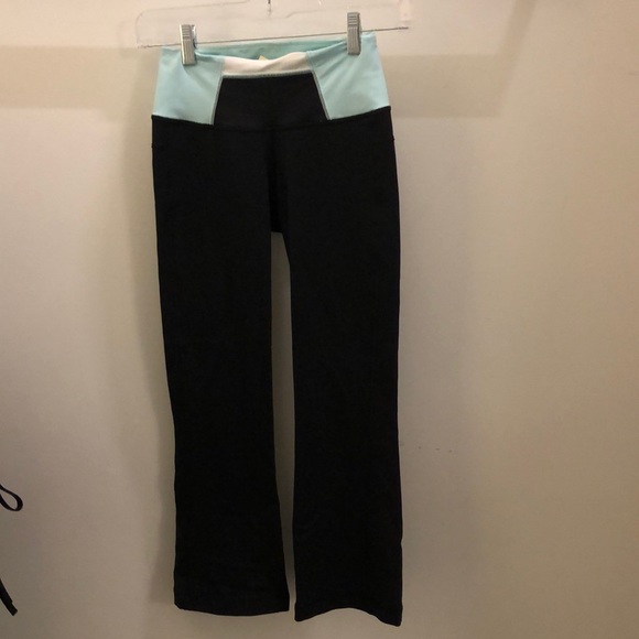 lululemon athletica Pants - Lululemon black & blue crop pant sz 2 71382 lululemon athletica Pants - Lululemon black & blue crop pant sz 2 71382